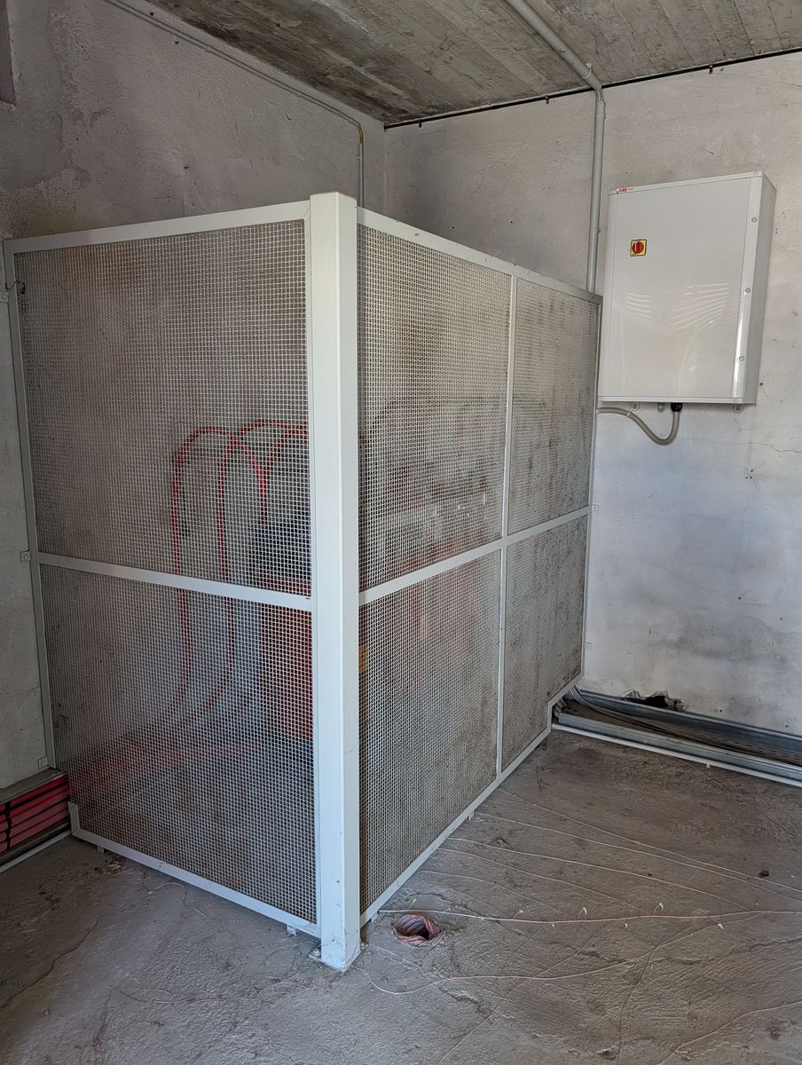 Cabina di trasformazione MT/BT protetta da recinzione metallica